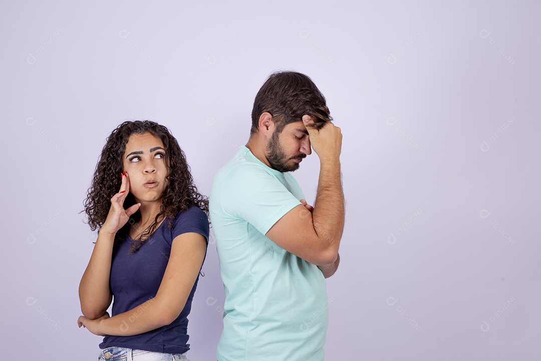 Casal fazendo gestos em fundo branco