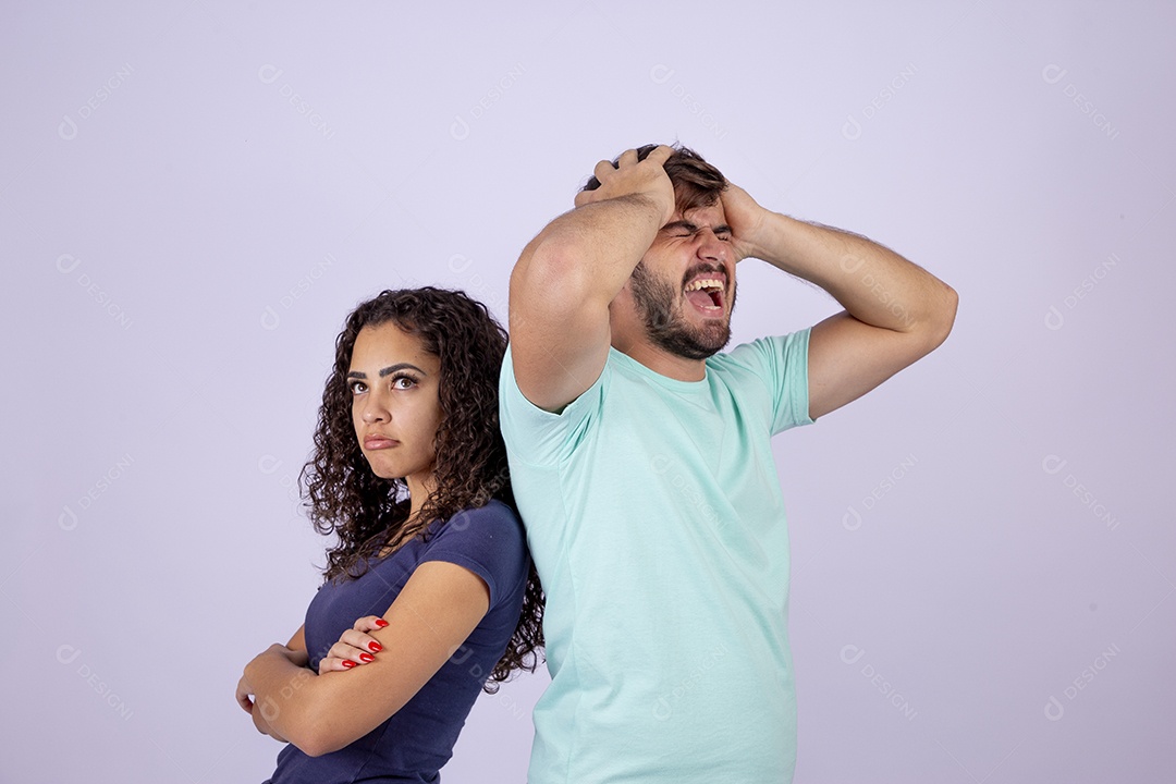 Casal fazendo gestos em fundo branco