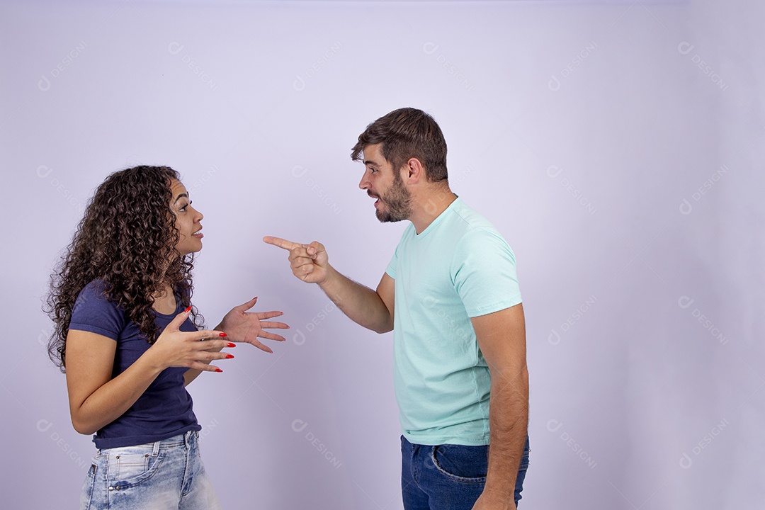 Casal fazendo gestos em fundo branco