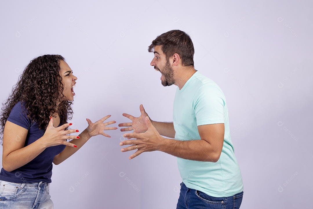 Casal fazendo gestos em fundo branco