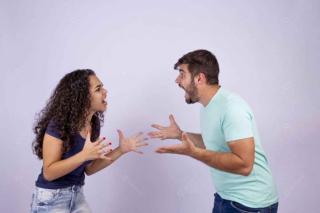 Casal fazendo gestos em fundo branco