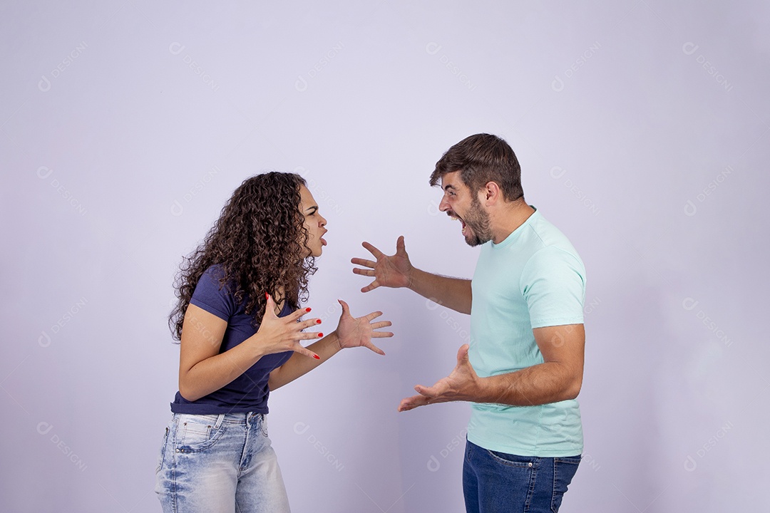 Casal fazendo gestos em fundo branco
