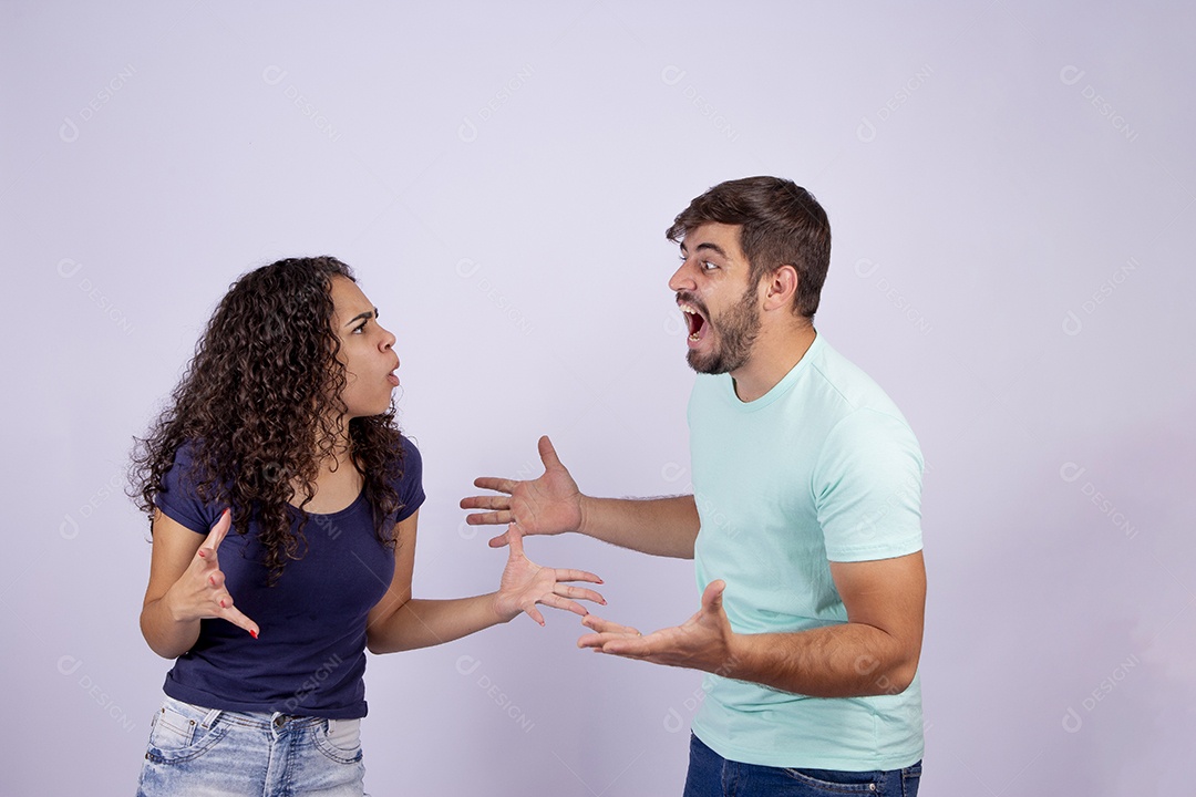 Casal fazendo gestos em fundo branco