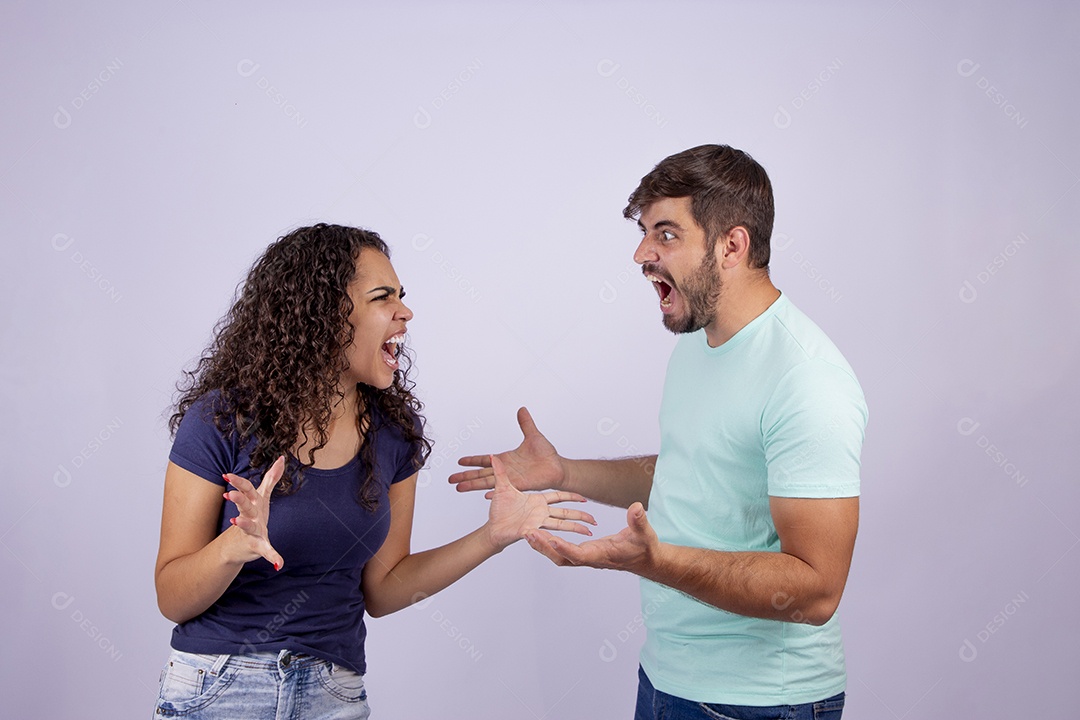 Casal fazendo gestos em fundo branco