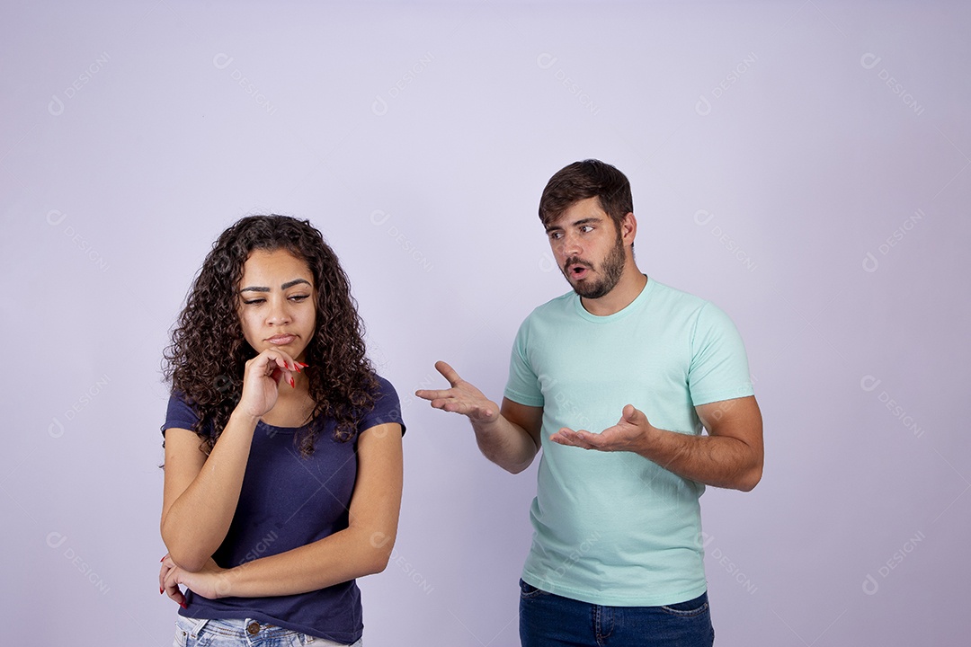 Casal fazendo gestos em fundo branco