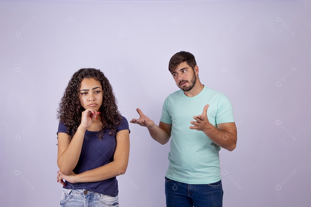 Casal fazendo gestos em fundo branco