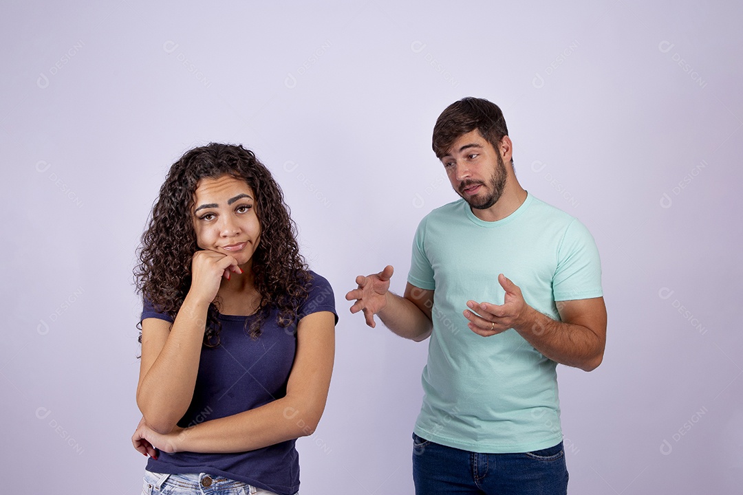Casal fazendo gestos em fundo branco