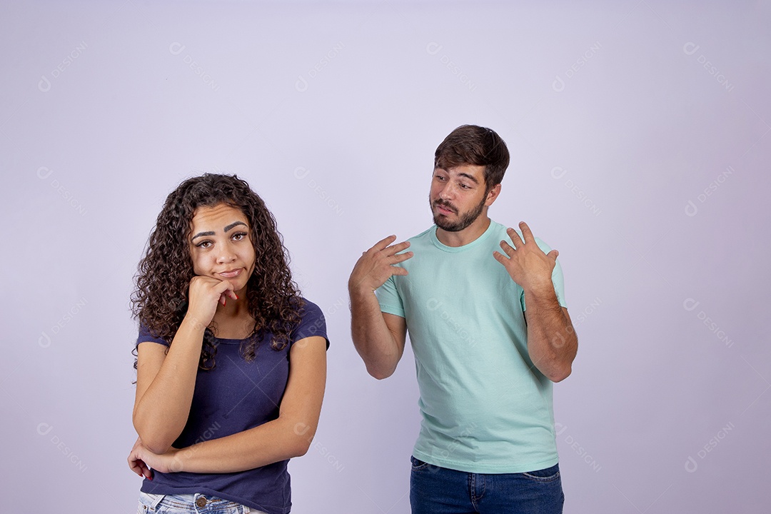 Casal fazendo gestos em fundo branco