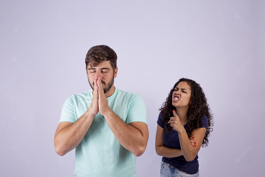Casal fazendo gestos em fundo branco
