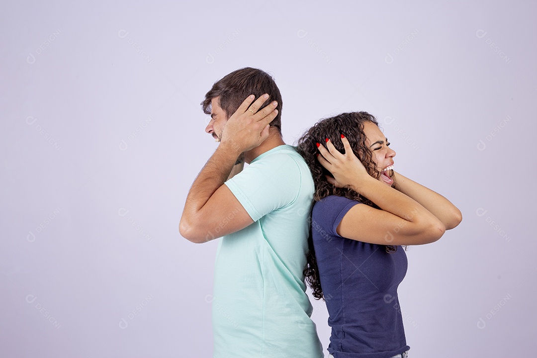 Casal fazendo gestos em fundo branco