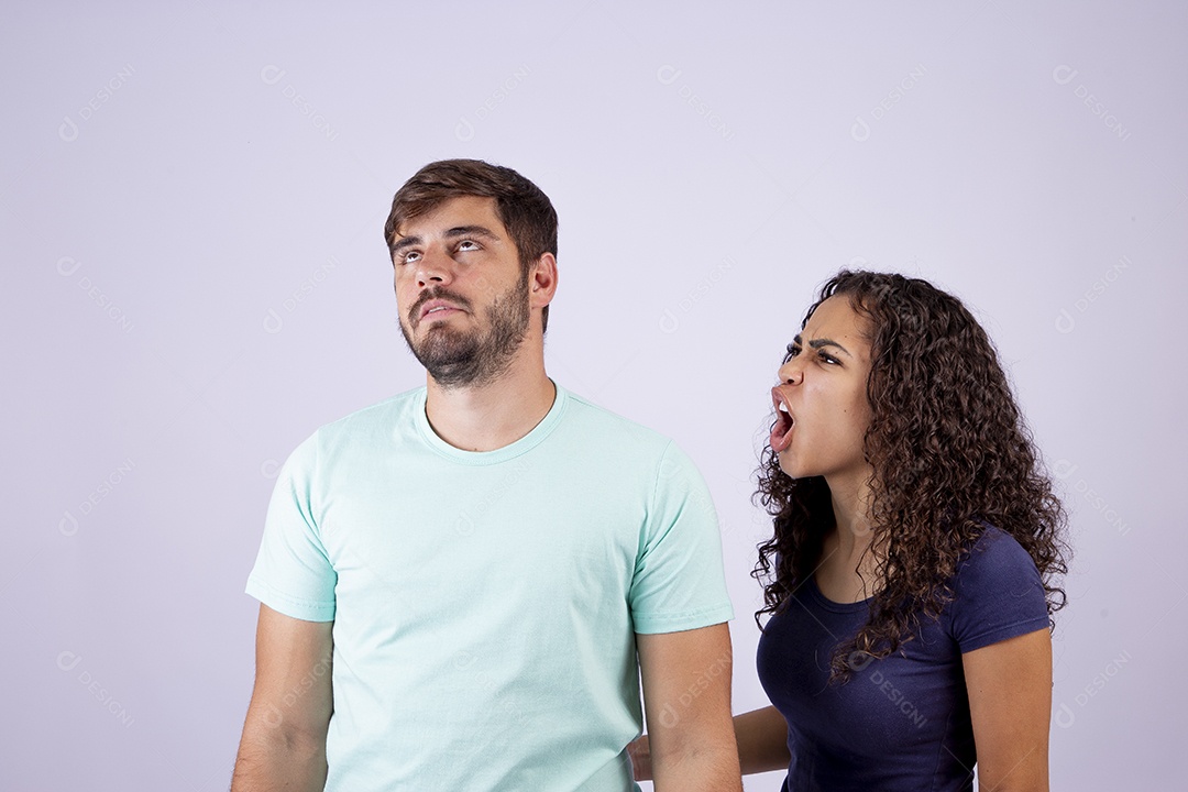 Casal fazendo gestos em fundo branco