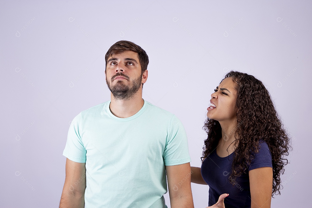 Casal fazendo gestos em fundo branco