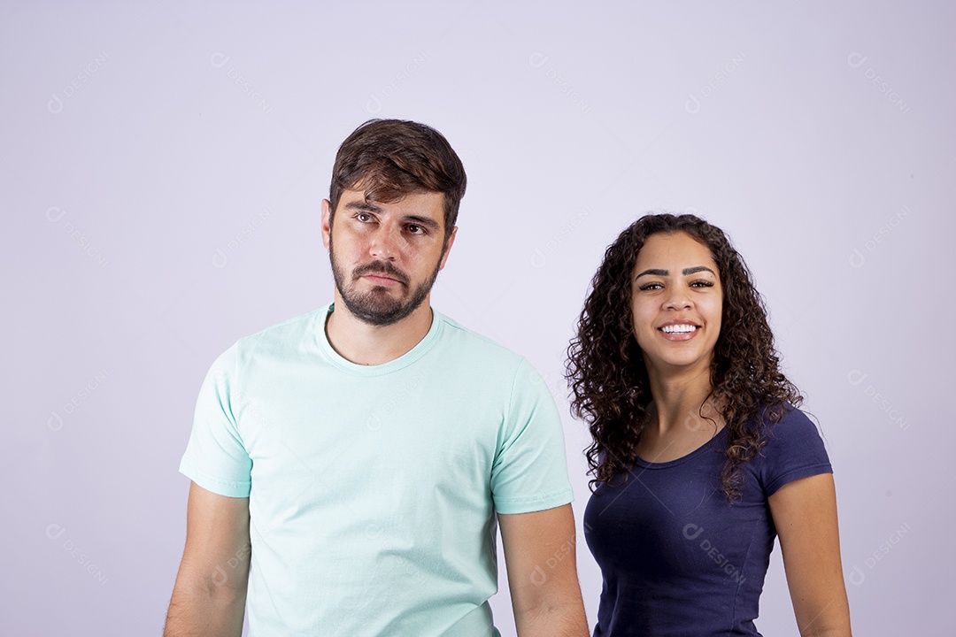 Casal fazendo gestos em fundo branco
