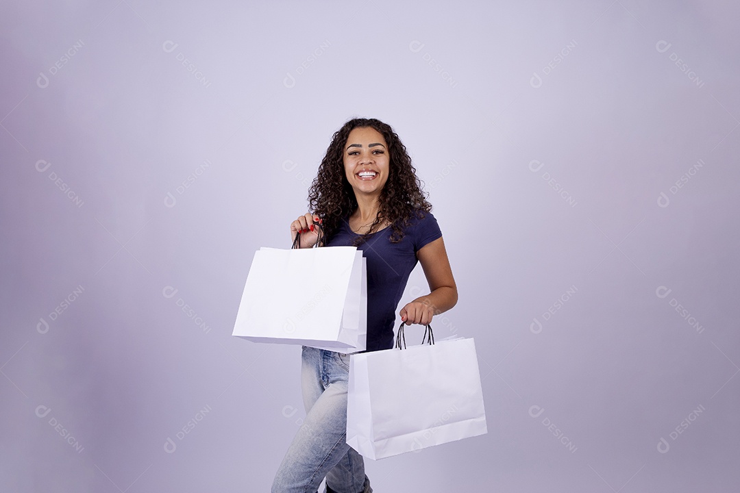 Linda mulher jovem em fundo branco