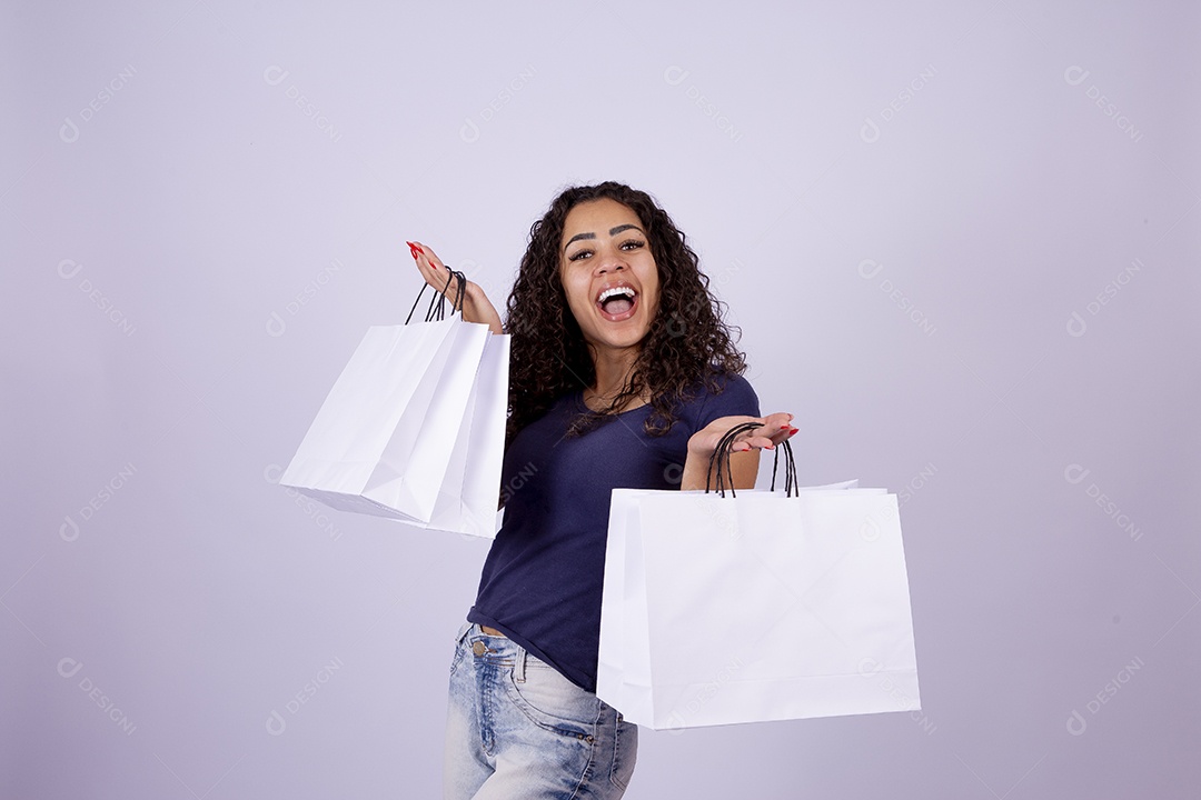 Linda mulher jovem em fundo branco