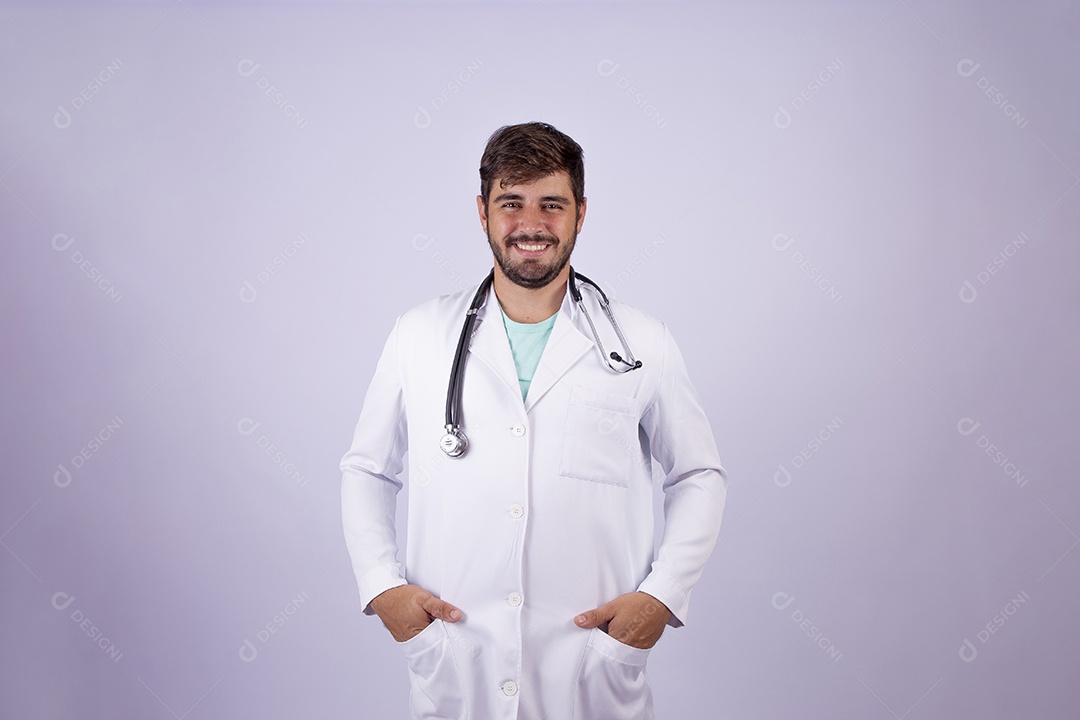 Médico jovem com jaleco branco
