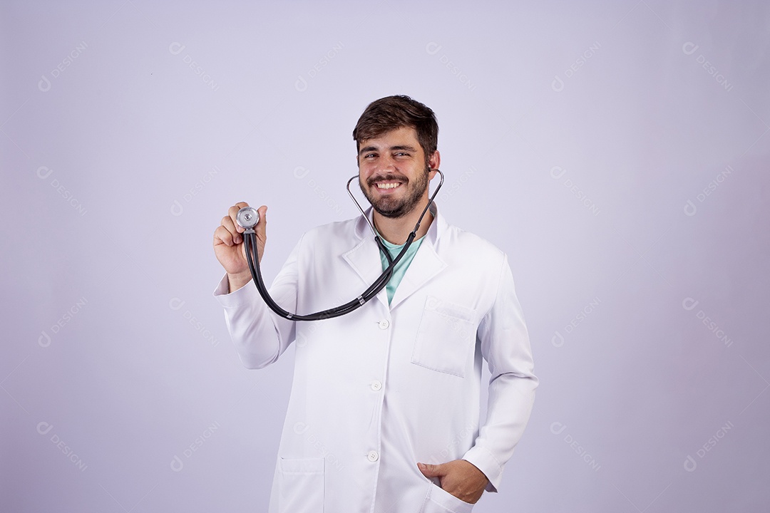 Médico jovem com jaleco branco
