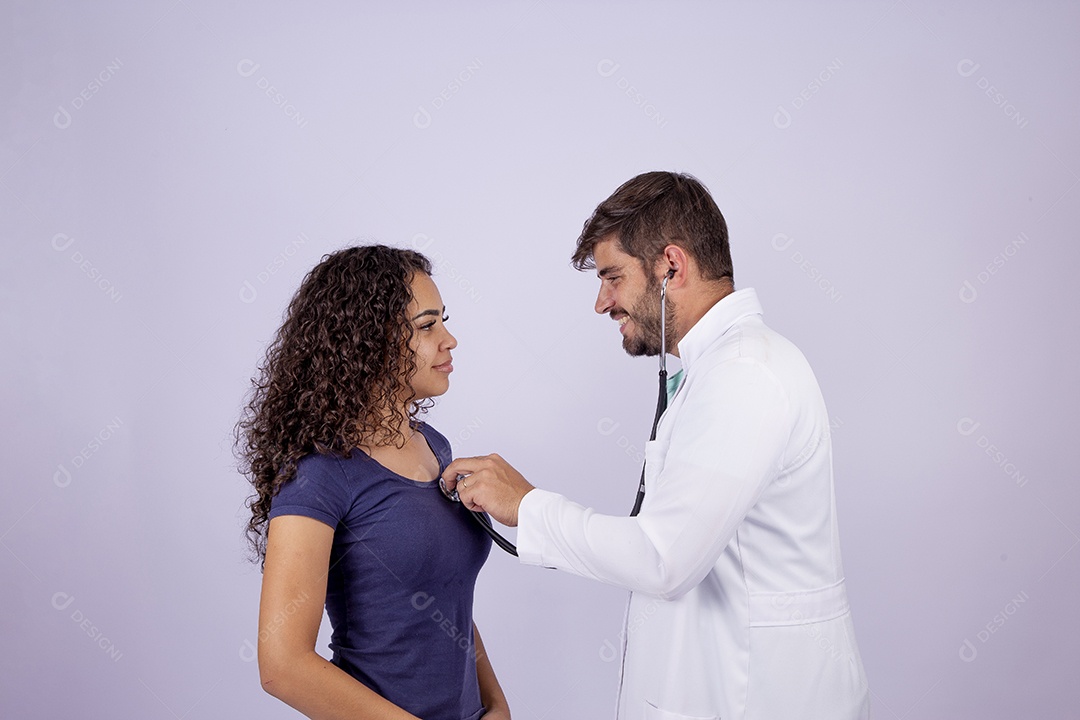 Médico jovem com jaleco branco examinando mulher