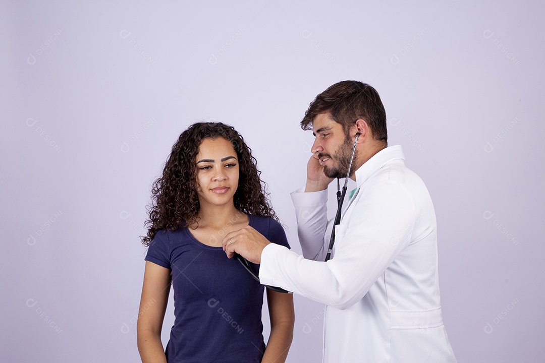 Médico jovem com jaleco branco examinando mulher