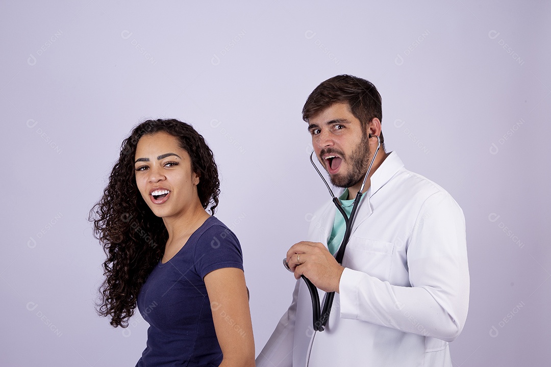 Médico jovem com jaleco branco examinando mulher