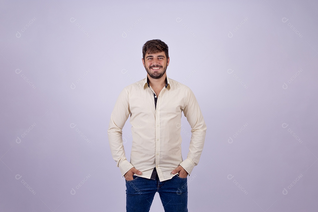 Lindo homem jovem com camisa de manga longa em fundo branco