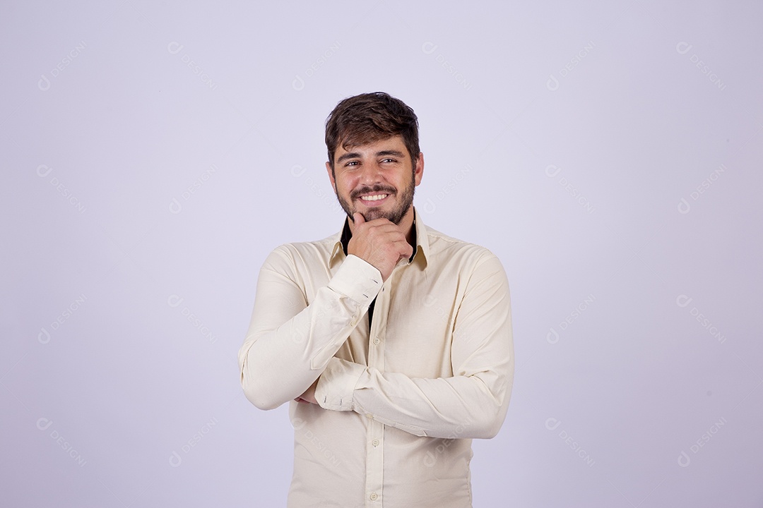 Lindo homem jovem com camisa de manga longa em fundo branco