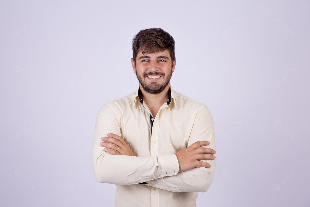 Lindo homem jovem com camisa de manga longa em fundo branco