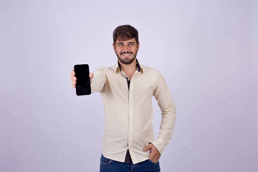 Lindo homem jovem com camisa de manga longa em fundo branco