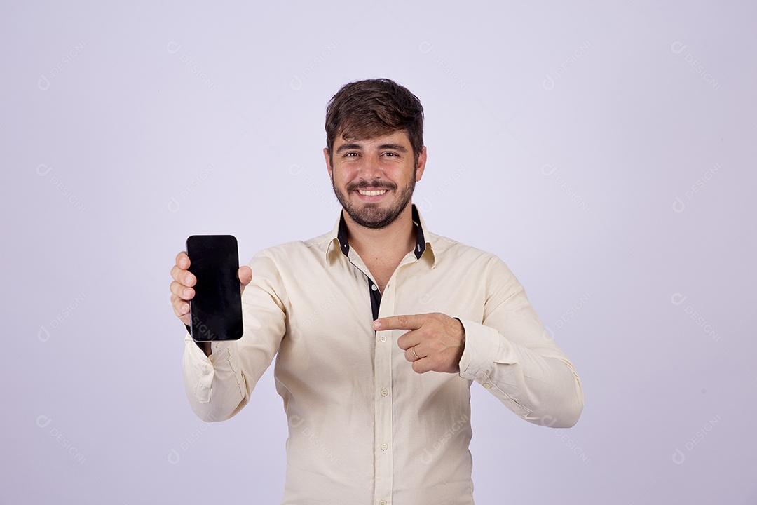 Lindo homem jovem com camisa de manga longa em fundo branco