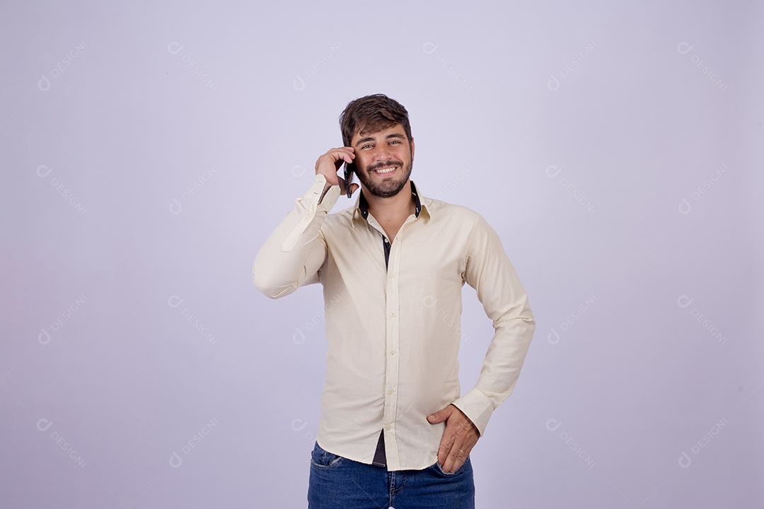 Lindo homem jovem com camisa de manga longa em fundo branco
