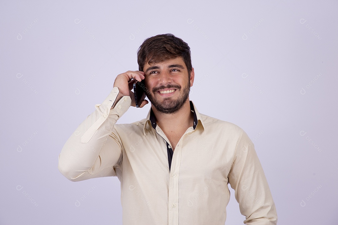 Lindo homem jovem com camisa de manga longa em fundo branco