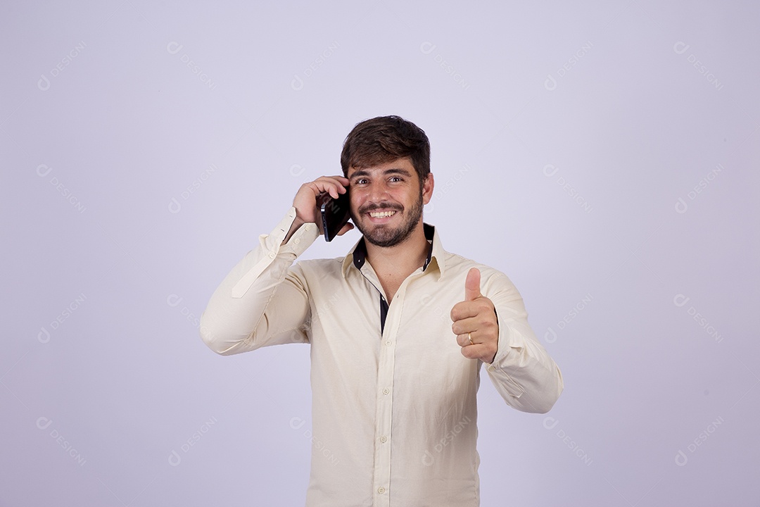 Lindo homem jovem com camisa de manga longa em fundo branco