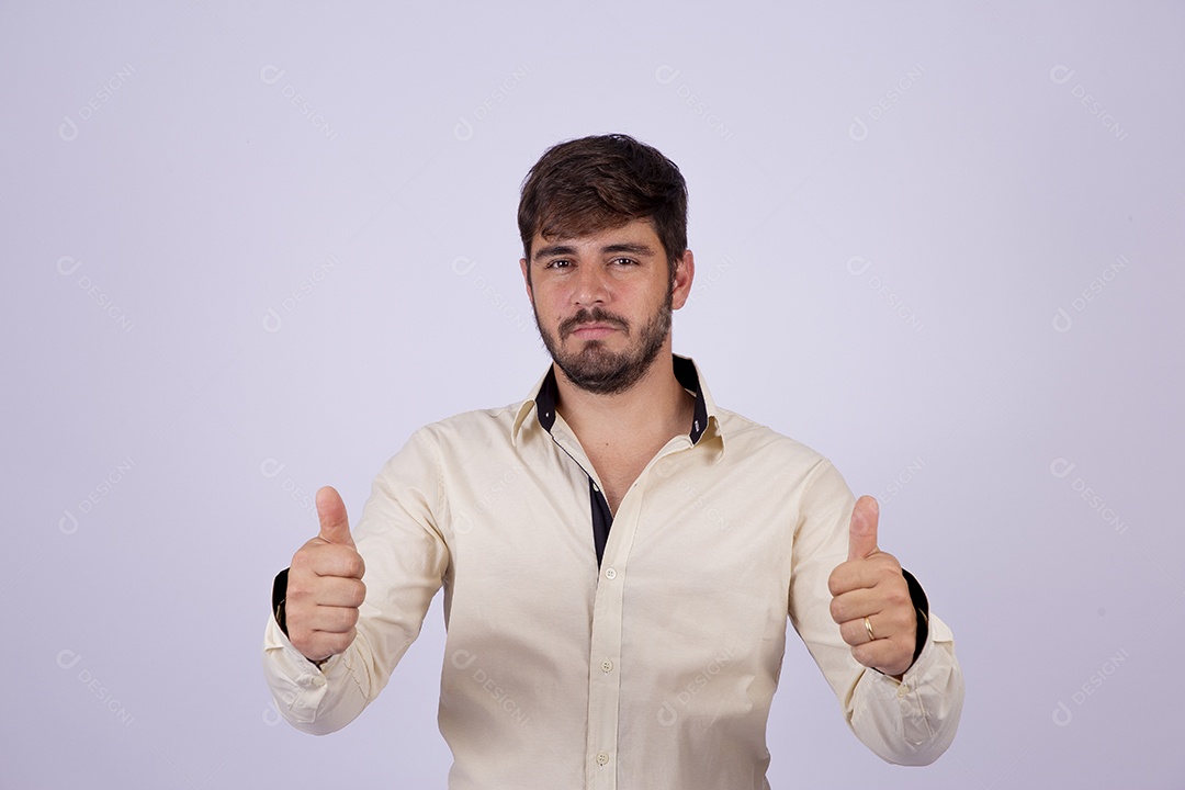Lindo homem jovem com camisa de manga longa em fundo branco