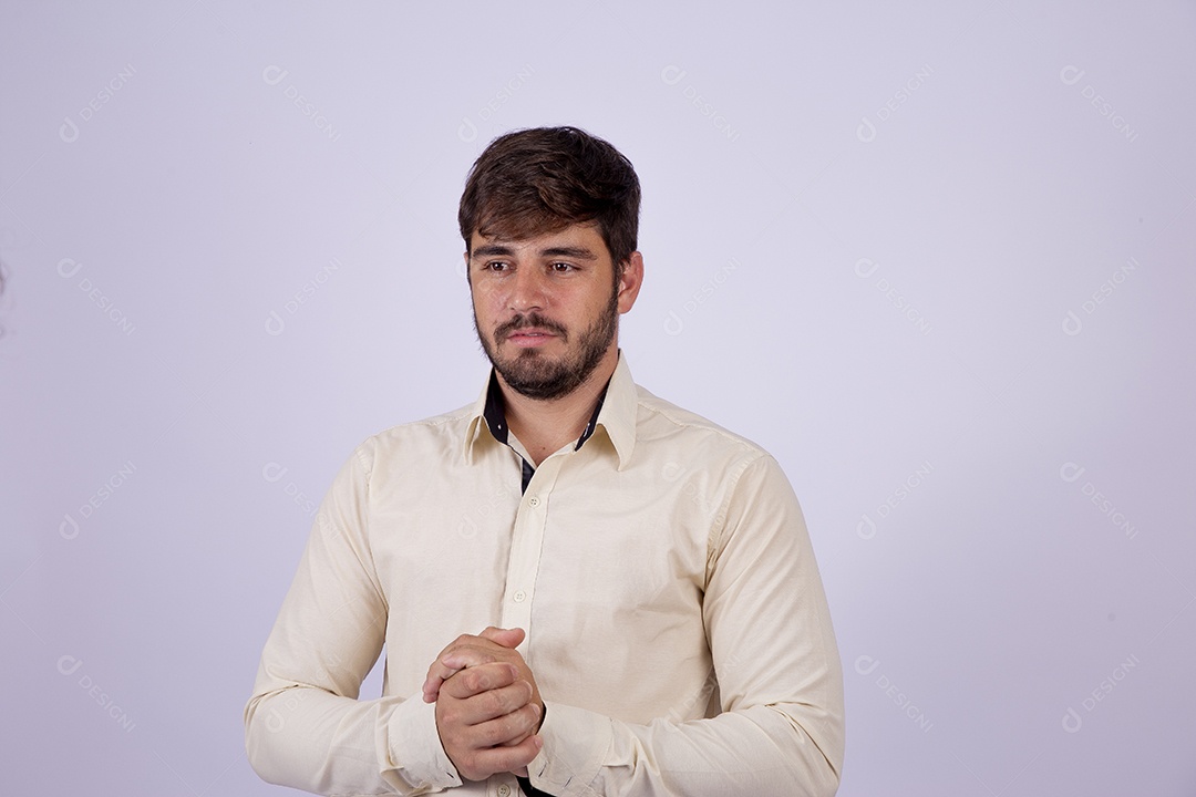 Lindo homem jovem com camisa de manga longa em fundo branco