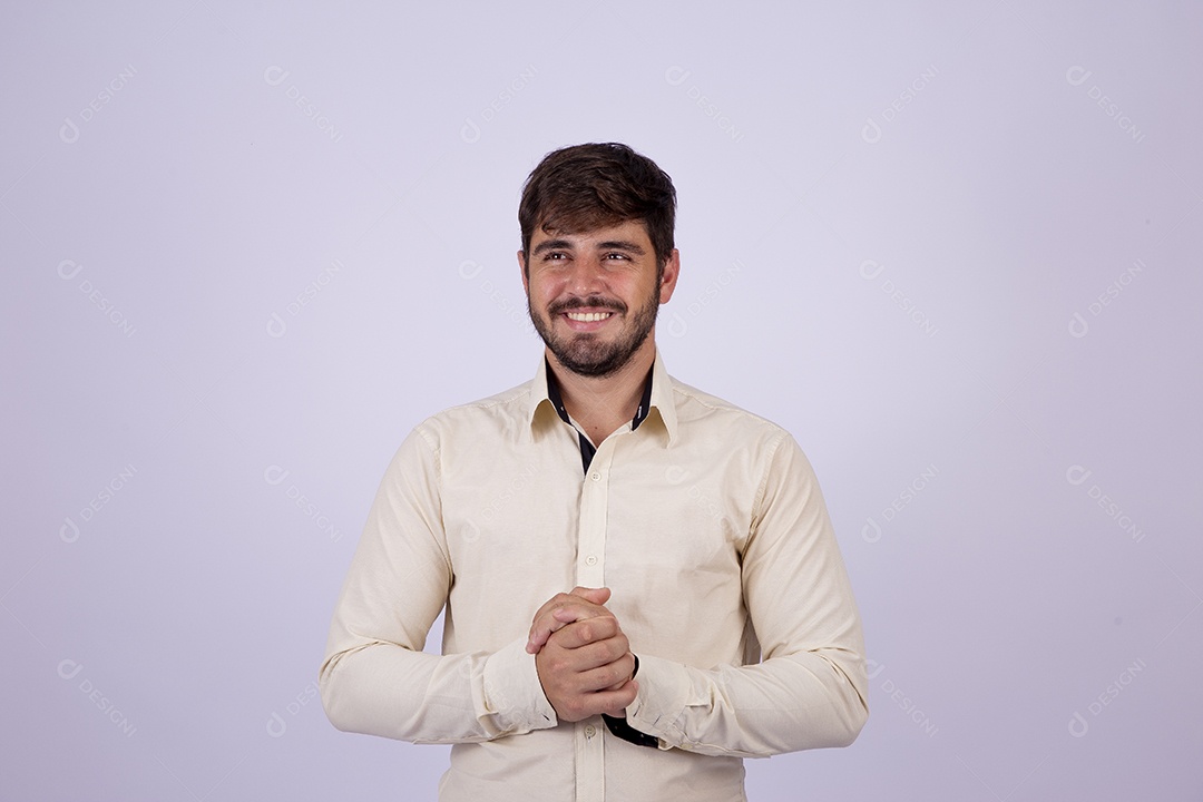 Lindo homem jovem com camisa de manga longa em fundo branco