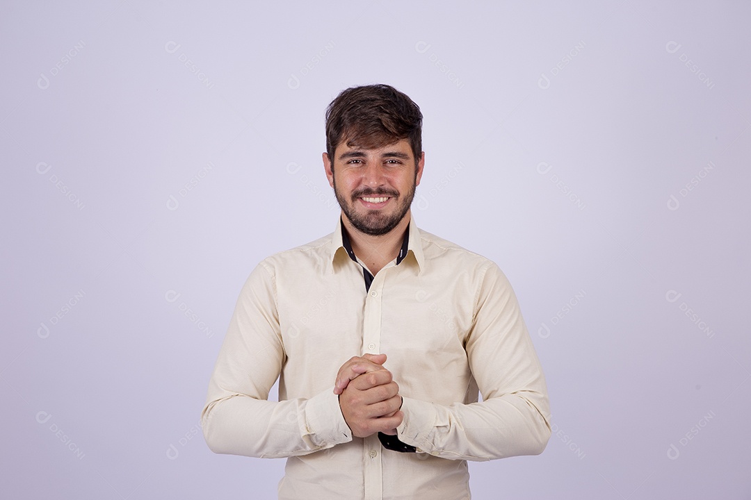Lindo homem jovem com camisa de manga longa em fundo branco