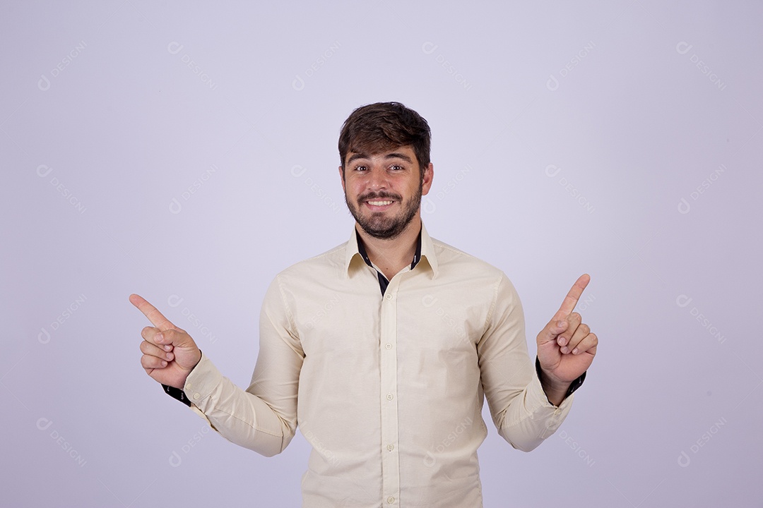 Lindo homem jovem com camisa de manga longa em fundo branco