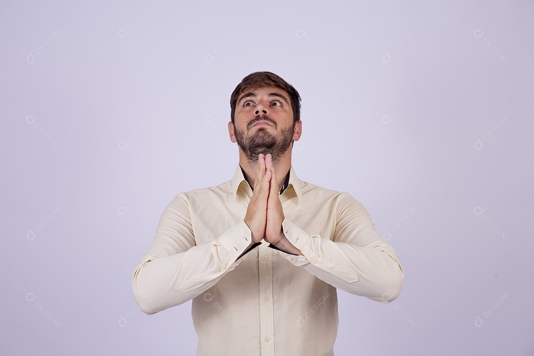 Lindo homem jovem com camisa de manga longa em fundo branco