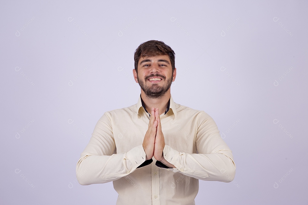 Lindo homem jovem com camisa de manga longa em fundo branco