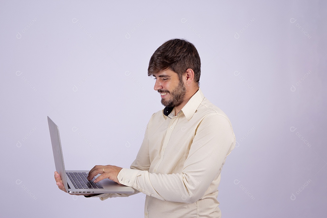 Lindo homem jovem com camisa de manga longa em fundo branco