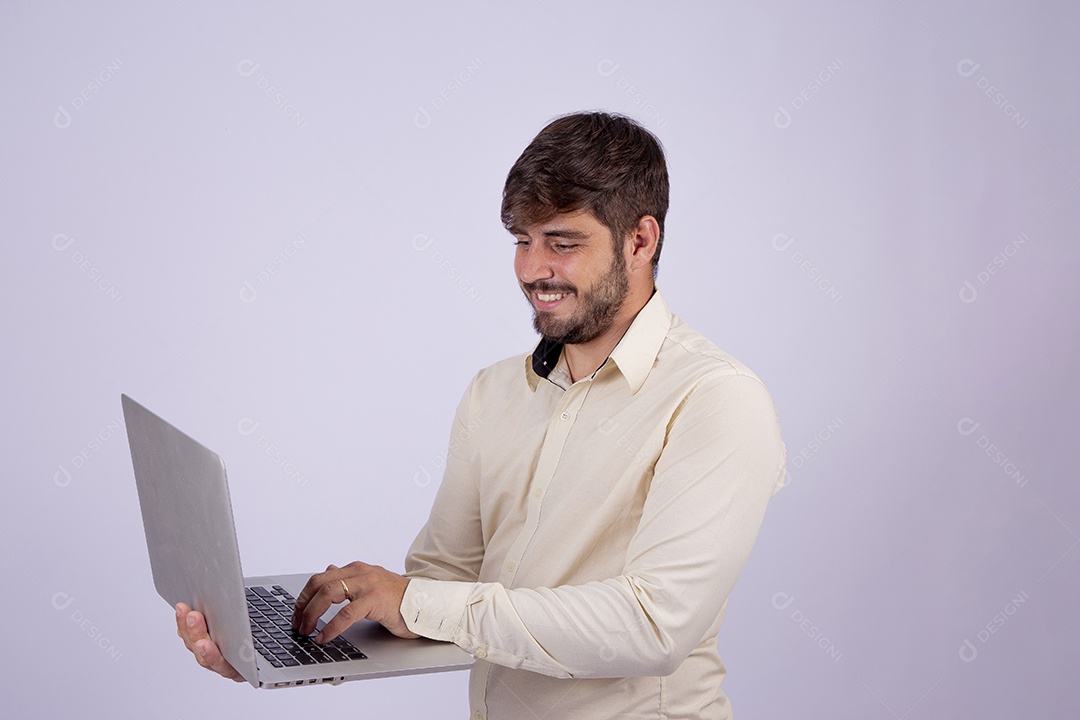 Lindo homem jovem com camisa de manga longa em fundo branco