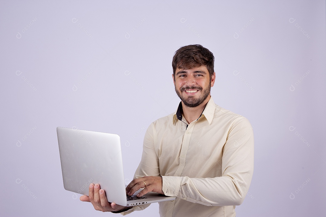 Lindo homem jovem com camisa de manga longa em fundo branco