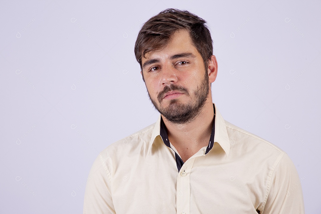 Lindo homem jovem com camisa de manga longa em fundo branco