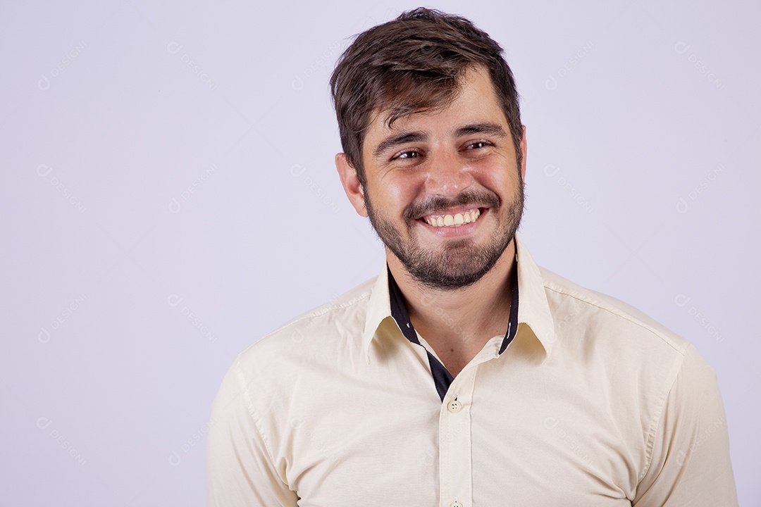 Lindo homem jovem com camisa de manga longa em fundo branco