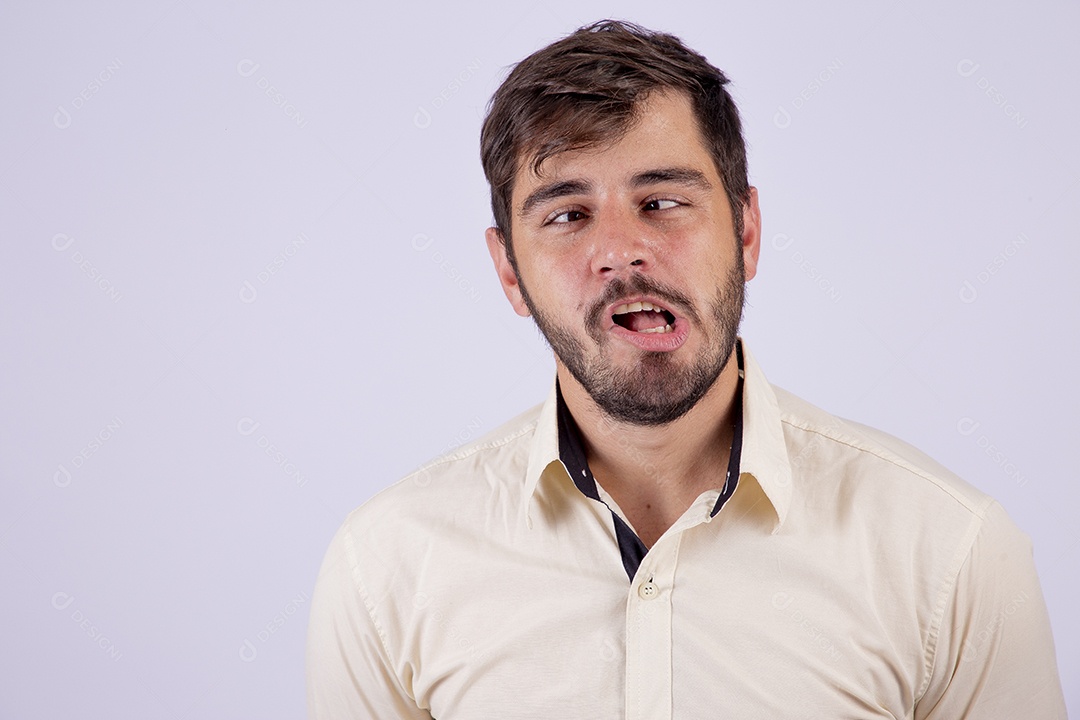 Lindo homem jovem com camisa de manga longa em fundo branco