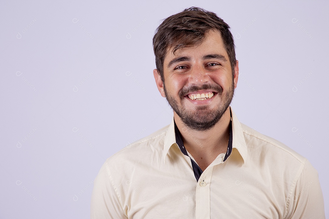 Lindo homem jovem com camisa de manga longa em fundo branco