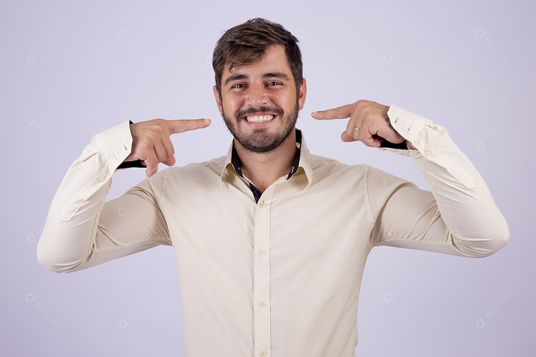 Lindo homem jovem com camisa de manga longa em fundo branco