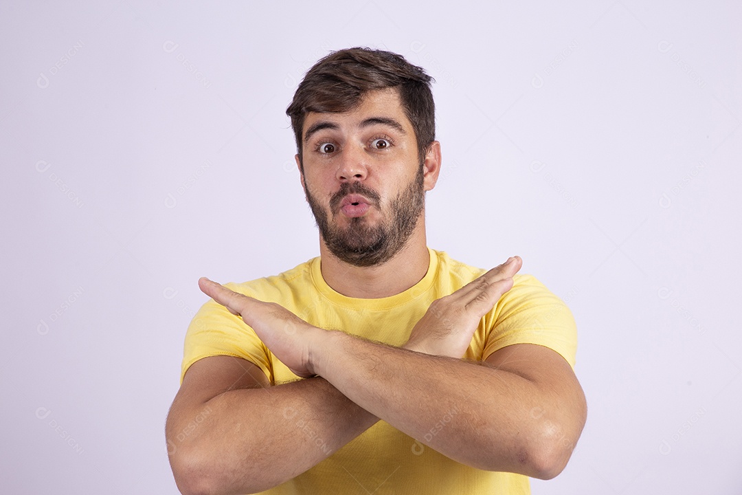 Lindo homem jovem com camisa amarela em fundo branco