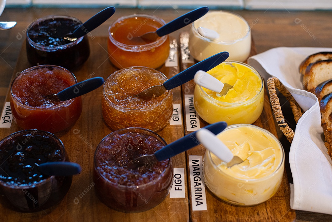 Tigelas com geleias de frutas