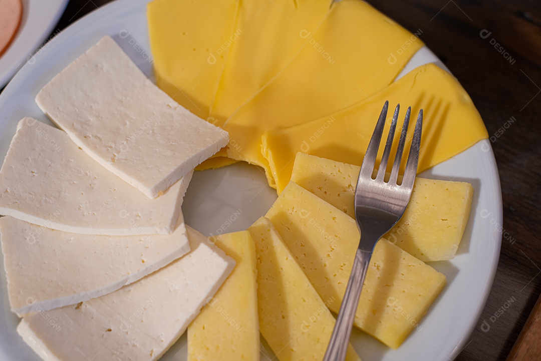 Prato com fatias de queijo